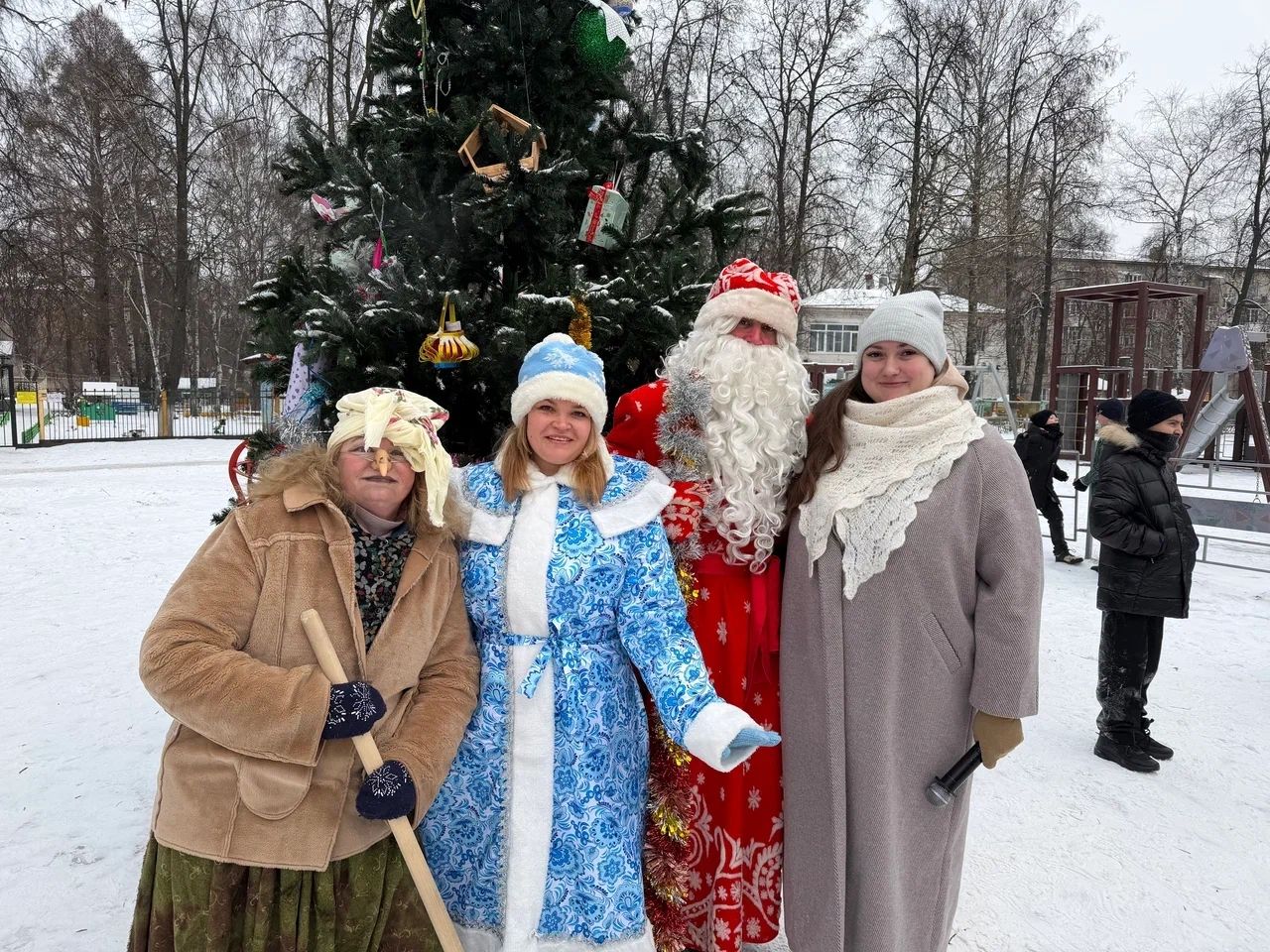 Изображение: ДВОРОВЫЕ НОВОГОДНИЕ ЕЛКИ